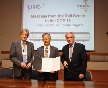 J.Kettner, Y.Ishida, JP Loubinoux with the message signed by the rail (...)